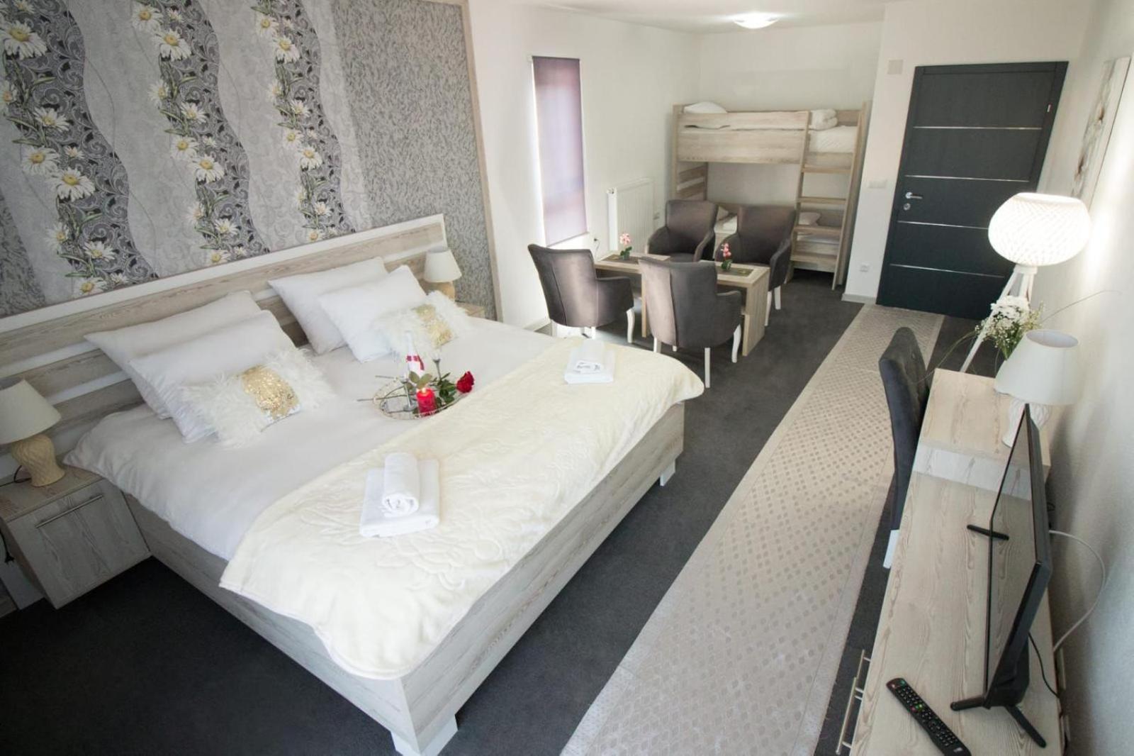 Aparthotel "Queen Zina" Влашич Екстериор снимка