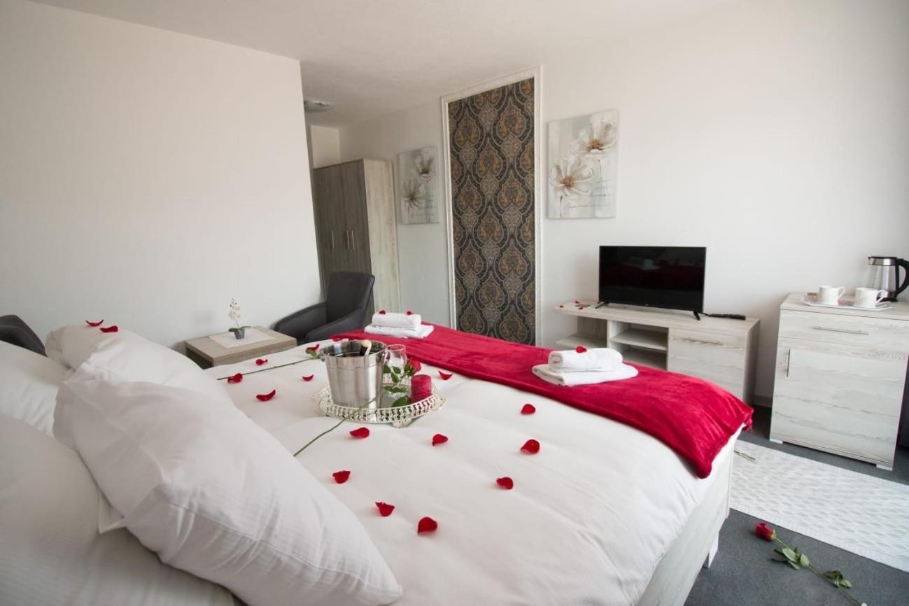 Aparthotel "Queen Zina" Влашич Екстериор снимка